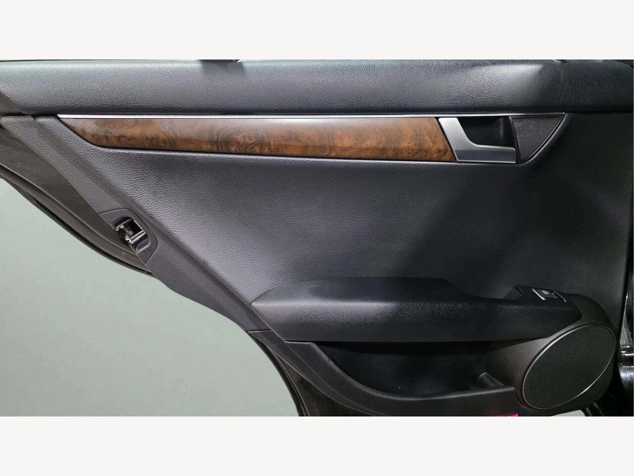 Mercedes-Benz C Class OY61XKO Mercedes-Benz C Class OY61XKO